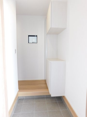 名古屋市西区貝田町１丁目の新築一戸建の玄関|◇玄関収納◇　　玄関がスッキリと片付く収納完備！　