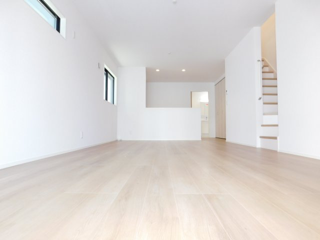 名古屋市西区貝田町１丁目の新築一戸建の居間・リビング|◇リビング◇　　広くて明るいリビング１９．５８帖　あったかぽかぽか床暖房完備♪　キッチン横に収納２ヵ所付き！