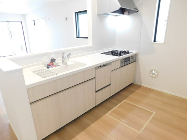 名古屋市西区貝田町１丁目の新築一戸建のキッチン|◇キッチン◇　　対面式キッチン・人造大理石カウンター・お手入れらくらくシンク・浄水器一体型水栓・Sｉセンサーコンロ（３口）・食器洗浄乾燥機・ソフトモーションレール・床下収納庫