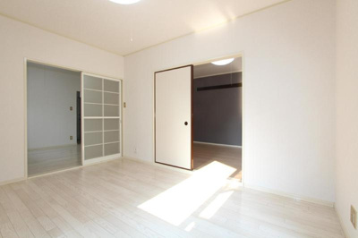 【居間・リビング】 | ヤマトハイツ八千代台 | 明るいキッチンは明り取り窓付き！