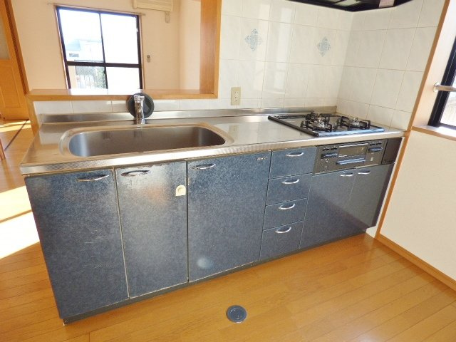 【キッチン】 | Ｙ・Ｉ壱番館 | シングルレバー水栓・３口コンロ・グリル付きのシステムキッチン　※掲載画像は同タイプの別室内画像のためイメージとしてご参照ください。