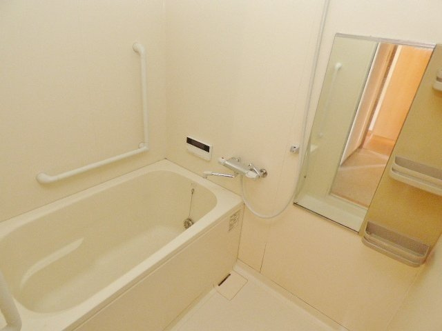 【浴室】 | Ｙ・Ｉ壱番館 | 浴室には手すりがあり、立ち上がりやすいです。大きな鏡も魅力。　※掲載画像は同タイプの別室内画像のためイメージとしてご参照ください。