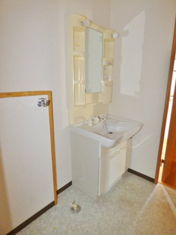 【洗面所】 | Ｙ・Ｉ壱番館 | 独立タイプのシャワー付き洗面台。洗髪だけしたいときに便利。室内洗濯機置場有り。　※掲載画像は同タイプの別室内画像のためイメージとしてご参照ください。