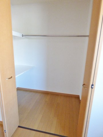 【収納】 | Ｙ・Ｉ壱番館 | 北側６帖のお部屋にあるウォークインクローゼット。収納力十分。　※掲載画像は同タイプの別室内画像のためイメージとしてご参照ください。