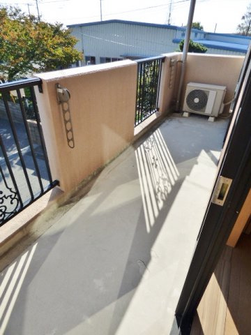 【バルコニー】 | Ｙ・Ｉ壱番館 | ２部屋分の幅のバルコニー。洋風の格子がオシャレです。　※掲載画像は同タイプの別室内画像のためイメージとしてご参照ください。