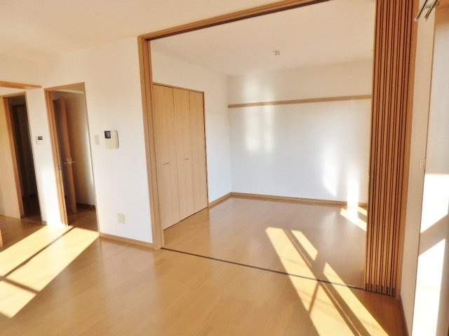 【内装】 | Ｙ・Ｉ壱番館 | 南側洋室の扉は折戸タイプのため間口がとても広く開放的。　※掲載画像は同タイプの別室内画像のためイメージとしてご参照ください。