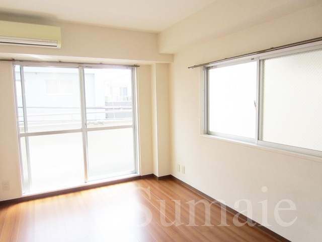 高台コーポの居間・リビング|2面採光の明るいお部屋です♪