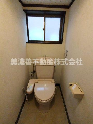 ６５６８８　岐阜市西改田中古戸建てのトイレ