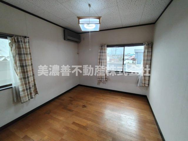 ６５６８８　岐阜市西改田中古戸建ての洋室