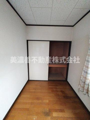 ６５６８８　岐阜市西改田中古戸建ての洋室