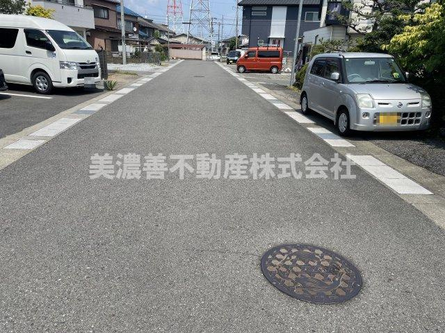 ６５６８８　岐阜市西改田中古戸建ての前面道路含む現地写真
