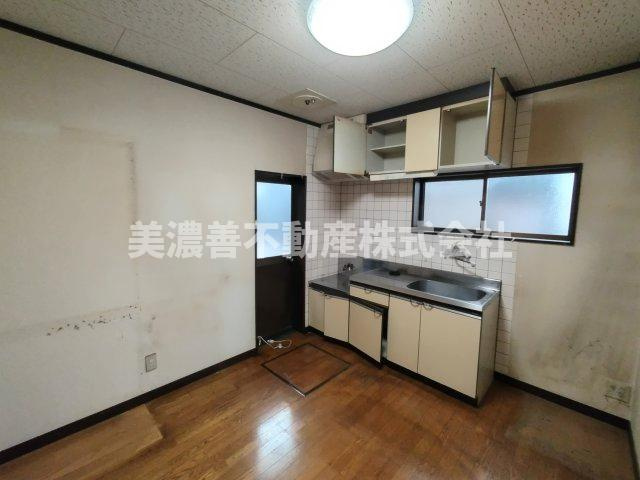 ６５６８８　岐阜市西改田中古戸建てのキッチン