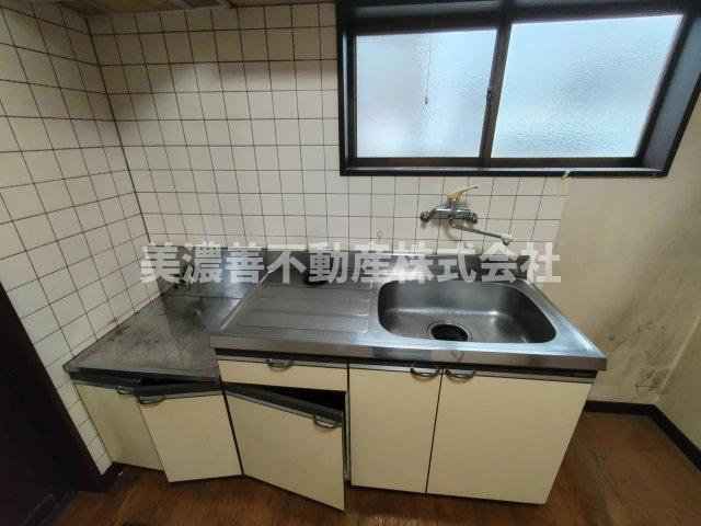 ６５６８８　岐阜市西改田中古戸建てのキッチン