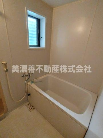 ６５６８８　岐阜市西改田中古戸建ての浴室