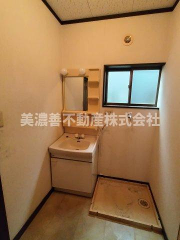 ６５６８８　岐阜市西改田中古戸建ての独立洗面台