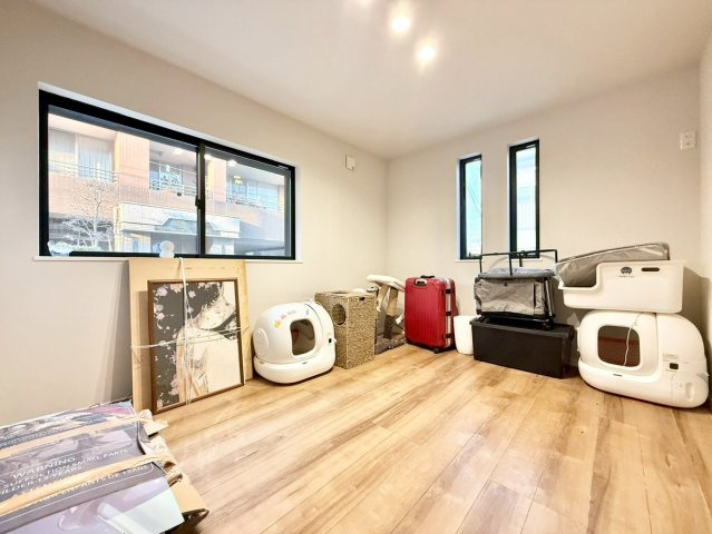 練馬区錦1丁目　中古戸建の洋室|木のぬくもりが感じられるナチュラルな雰囲気に仕上がった室内です。

現地ご見学希望・資料請求などお気軽にお問い合わせ下さい！
03-5990-5201