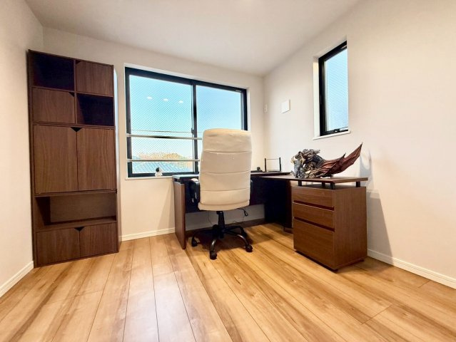 練馬区錦1丁目　中古戸建の洋室|自分だけのプライベート空間。明るく温もりを感じることができる居室です。

現地ご見学希望・資料請求などお気軽にお問い合わせ下さい！
03-5990-5201