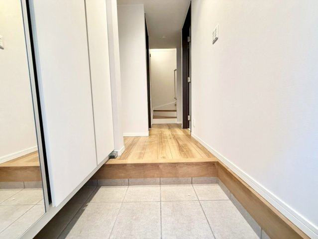 練馬区錦1丁目　中古戸建の玄関|お出かけ前の身だしなみチェックに役立つ鏡と収納完備の玄関です。

現地ご見学希望・資料請求などお気軽にお問い合わせ下さい！
03-5990-5201