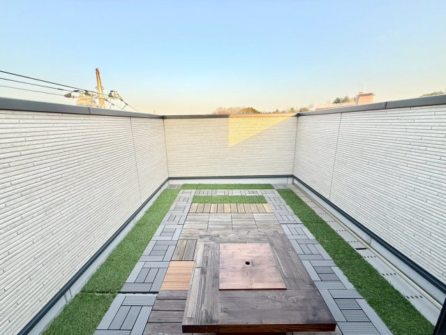 練馬区錦1丁目　中古戸建のバルコニー|大きな空に包まれて、太陽の光をたっぷりと浴びながら過ごす毎日は、自然と家族の笑顔で溢れます。

現地ご見学希望・資料請求などお気軽にお問い合わせ下さい！
03-5990-5201