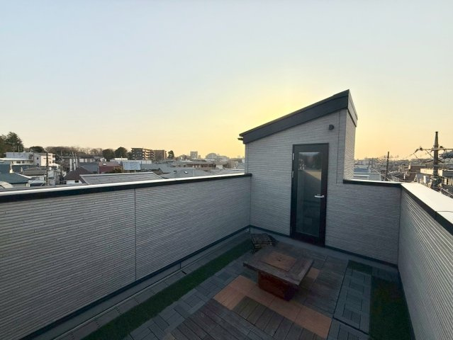 練馬区錦1丁目　中古戸建のバルコニー|ガーデニングやカフェスペース、読書スペースなど使い方様々のルーフバルコニー。

現地ご見学希望・資料請求などお気軽にお問い合わせ下さい！
03-5990-5201