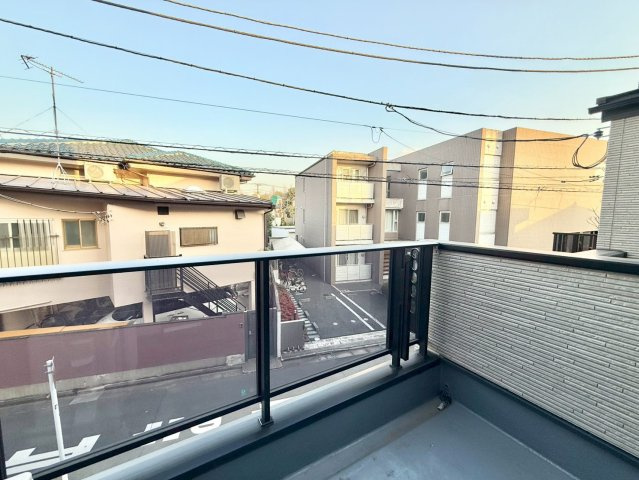 練馬区錦1丁目　中古戸建のバルコニー|朝の澄んだ空気や、夕方の清々しい風を五感で感じられるバルコニー！

現地ご見学希望・資料請求などお気軽にお問い合わせ下さい！
03-5990-5201