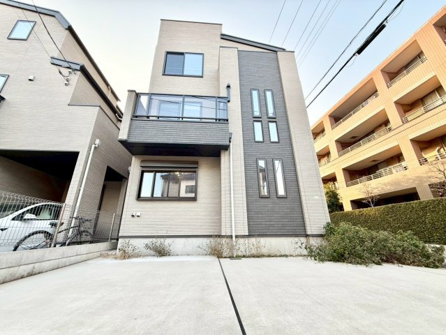 練馬区錦1丁目　中古戸建の外観|カースペースもしっかり確保。車での移動が欠かせないファミリーにも嬉しいプランです。

現地ご見学希望・資料請求などお気軽にお問い合わせ下さい！
03-5990-5201