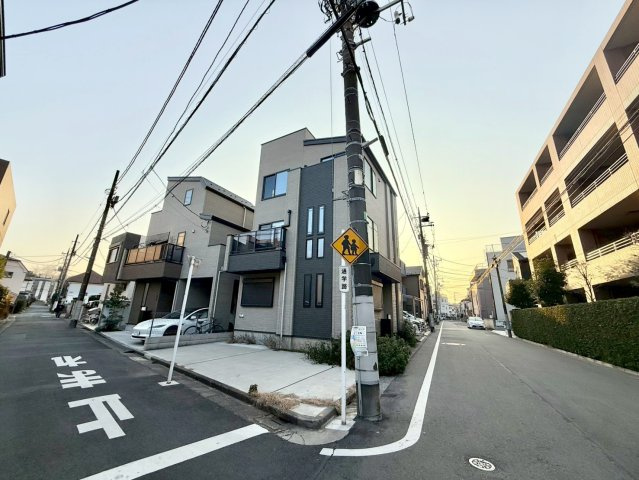 練馬区錦1丁目　中古戸建の前面道路含む現地写真|開放感溢れる角地です。

現地ご見学希望・資料請求などお気軽にお問い合わせ下さい！
03-5990-5201