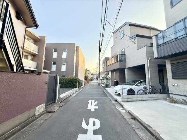練馬区錦1丁目　中古戸建の前面道路含む現地写真|第一種低層住居専用地域のため、高い建物がなく圧迫感がありません。

現地ご見学希望・資料請求などお気軽にお問い合わせ下さい！
03-5990-5201