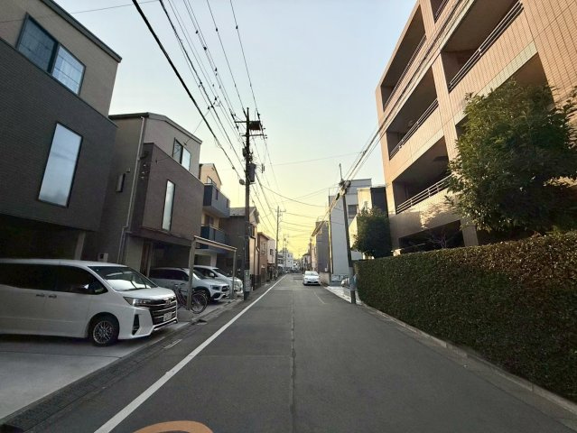 練馬区錦1丁目　中古戸建の前面道路含む現地写真|良好な住環境が守られてきた、第一種低層住居専用地域の住宅街です。

現地ご見学希望・資料請求などお気軽にお問い合わせ下さい！
03-5990-5201