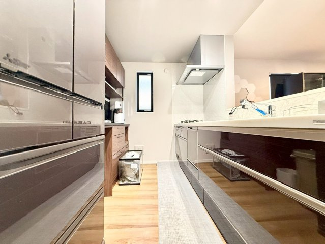 練馬区錦1丁目　中古戸建のキッチン|お料理をしながらご家族の様子を見渡せる対面式キッチン。ビルトイン食洗機付きで家事の負担を軽減します。

現地ご見学希望・資料請求などお気軽にお問い合わせ下さい！
03-5990-5201