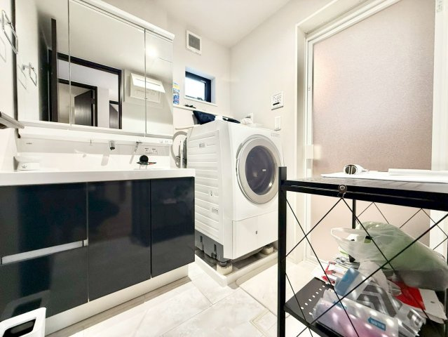 練馬区錦1丁目　中古戸建の独立洗面台|清潔感のあるプライベート空間は、身だしなみチェックやお肌のお手入れに最適です。

現地ご見学希望・資料請求などお気軽にお問い合わせ下さい！
03-5990-5201