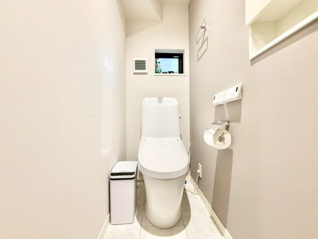 練馬区錦1丁目　中古戸建のトイレ|毎日使用する場所は、換気も出来るよう窓も完備！

現地ご見学希望・資料請求などお気軽にお問い合わせ下さい！
03-5990-5201