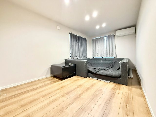 練馬区錦1丁目　中古戸建の洋室|全居室は2面採光のため、通風や採光性を高めてくれます。明るく開放的で快適な居住空間を実現！

現地ご見学希望・資料請求などお気軽にお問い合わせ下さい！
03-5990-5201