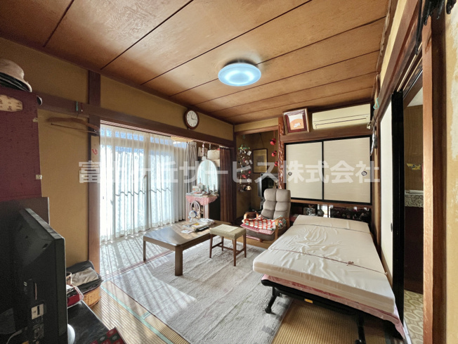 【居間・リビング】 | 磐田市掛塚　中古住宅 | キッチン横の8帖の居間