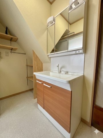 【浴室】 | 磐田市掛塚　中古住宅 | 【AIイメージ】荷物が無いとこのような洗面台です