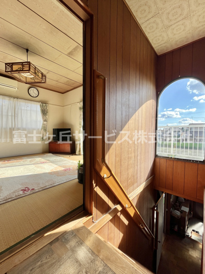 【内装】 | 磐田市掛塚　中古住宅 | 明り取りの大きな窓があります