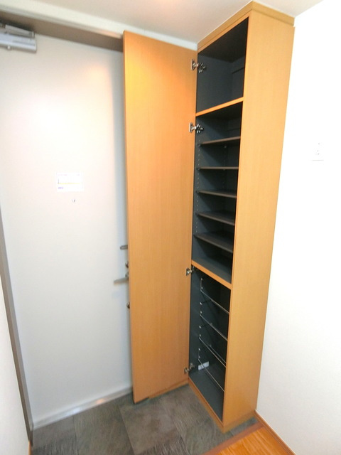 ヘーベル宮前の玄関|★天井まであるシューズボックス★