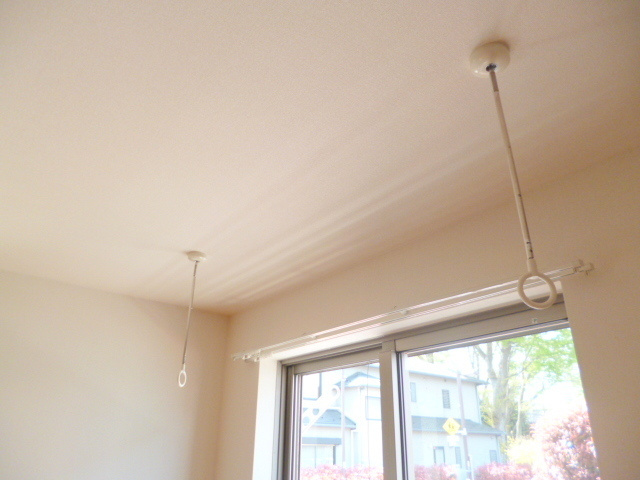 ヘーベル宮前の居間・リビング|★雨の日でも安心の室内物干しフック★