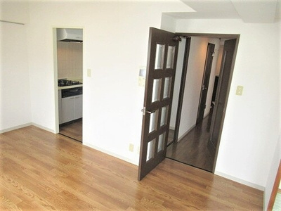 【居間・リビング】 | ベイシティコート横浜 | リビングダイニングキッチン　別角　前回募集時／2022年5月