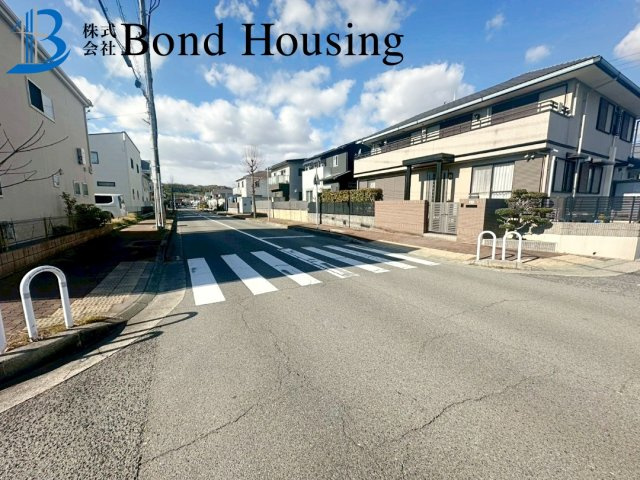 全居室南向きで陽当たり良好　宮下1丁目　中古戸建の前面道路含む現地写真