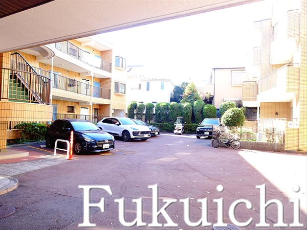 碑文谷メゾンの駐車場