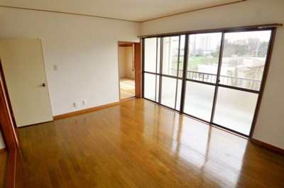 【居間・リビング】 | コーポ高橋 | こちらの居間で趣味の時間をお楽しみください