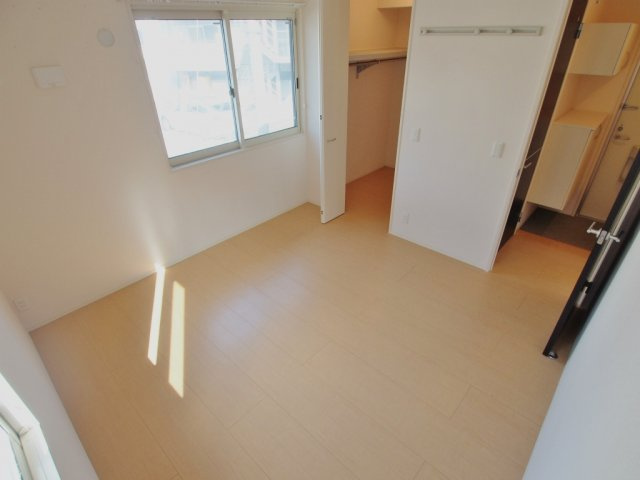 コリーヌメゾンの寝室|※反転している別部屋のお写真です※