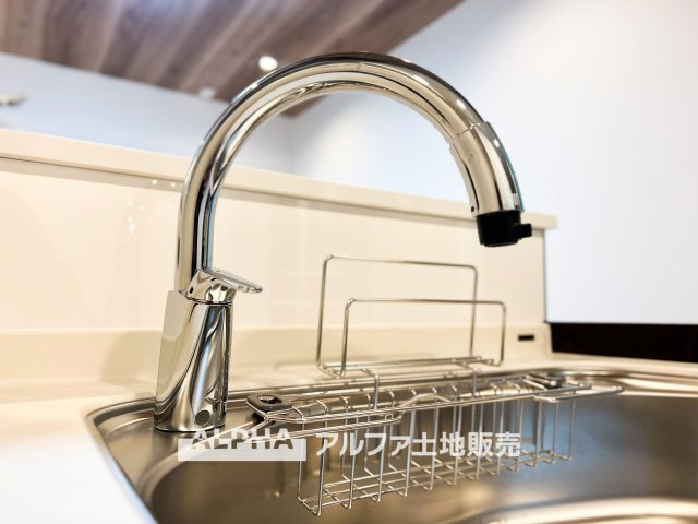 イーグル立川のキッチン|【Water cleaner】
◆浄水器◆蛇口から流れ出すお水はクリーンでいつも楽しめます。また浄水器内臓シャワー混合栓なので場所取らずのスッキリとしたスタイルです。