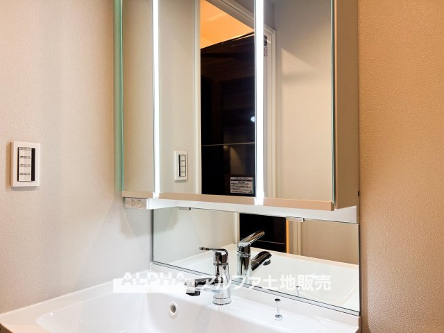 イーグル立川の独立洗面台|【Wash basin】
◆洗面台◆
あると嬉しい独立洗面台完備。朝の準備も家族でスムーズに、毎日快適な暮らしをサポート。