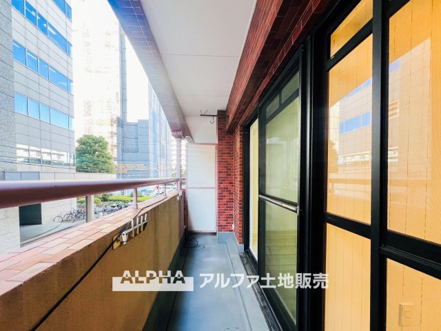 イーグル立川のバルコニー|【Blue sky】
◆青空に包まれて◆ベランダから望む紺碧の空。外を眺め時を忘れるなんて、ひさしかたぶりだろうか。こんなにも広く美しい情景が我が家にも広がっているなんて。こんな時間を大切にしたい。