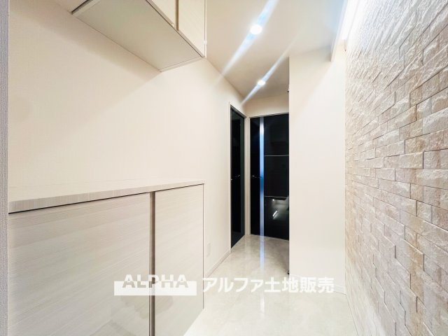 イーグル立川の玄関|【Shoes cloakroom】
◆シューズクローク◆多彩な収納のアレンジが行えるのもポイントの一つ。何通りもの配置ができるので、魅せる収納にも対応ができます。家族の思い出をフォトフレームに飾る。