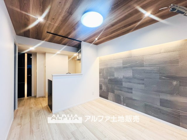 イーグル立川の居間・リビング|【Space of cure】
◆癒しの空間◆ダウンライトに反射するグラスを眺めながらワインを注ぐ。トクトクと心地いい音をさせならが、フランスの古城を思わせる薫りがたちこめ、とても幸せな時を過ごせる。