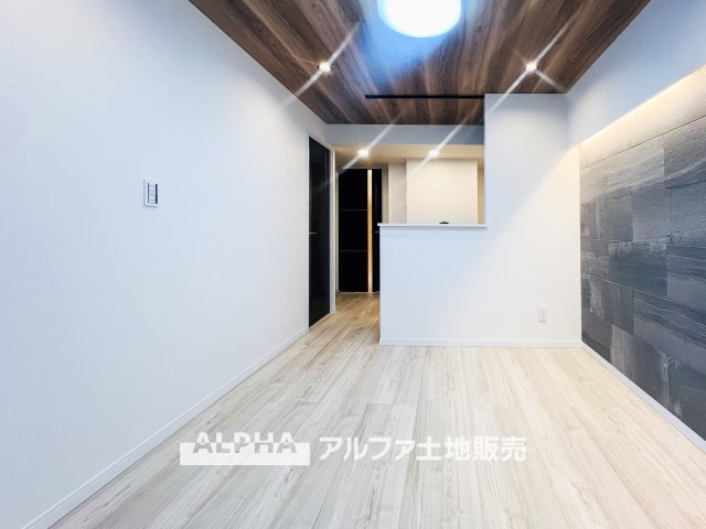 イーグル立川の居間・リビング|【Living room】
◆時を忘れる場所◆ここにはみんなが集い、食事と楽しい会話が始まる。話に夢中になりすぎて、ついつい時を忘れ夜半過ぎになってしまう。そんな束の間の幸せを感じさせてくれる場所。