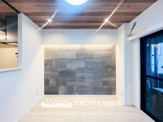 イーグル立川の居間・リビング|【Comfortable living】
◆居心地のいい暮らし◆には欠かせない眩い採光。ゆったりとした幅の窓からこの空間に降り注ぐ採光が絶えない。明るいリビングこそ居心地のいい暮らしが待っていると思う